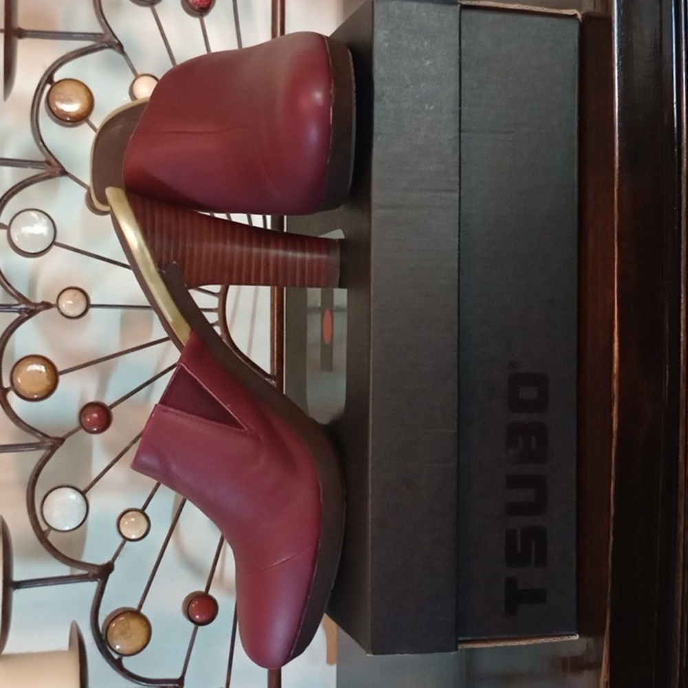 Tsubo Sangria colored clogs size 9